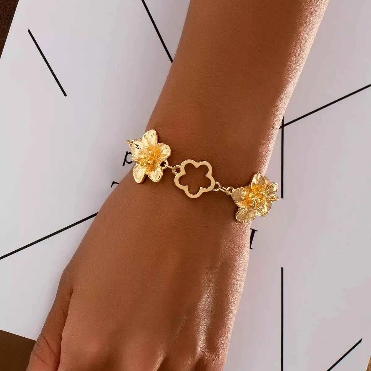 18K Gold - Plated Flower Bracelet - SmileBen