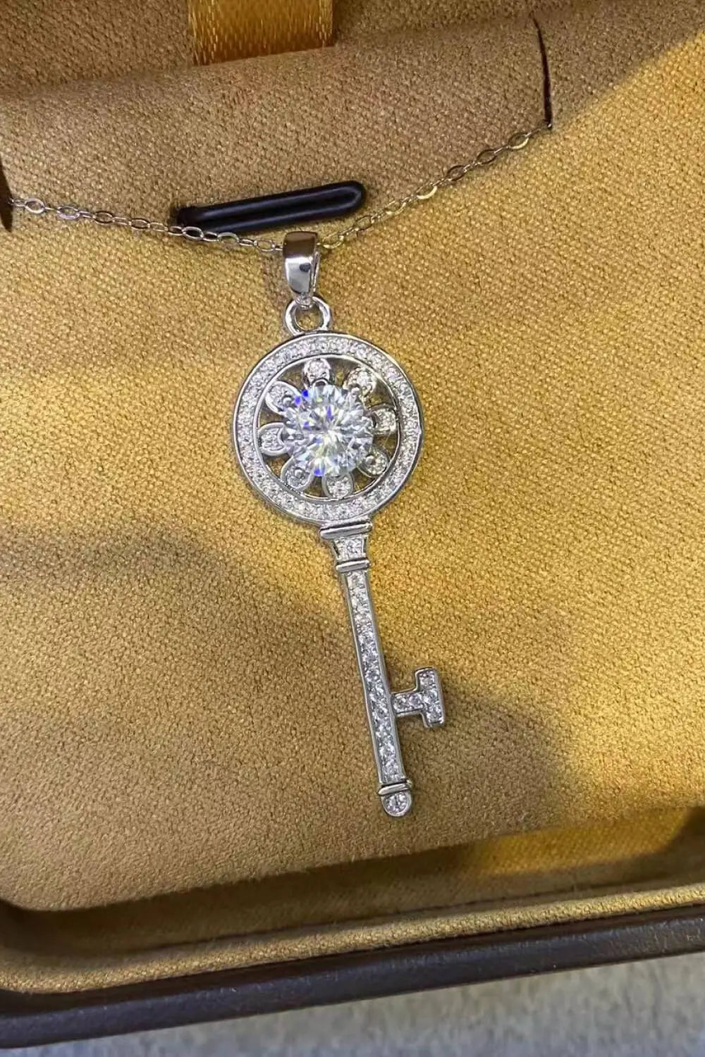 1 Carat Moissanite Platinum-Plated Key Pendant Necklace - SmileBen