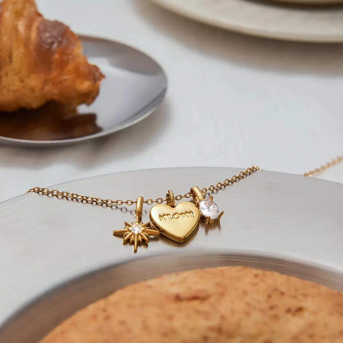 18K Gold-Plated 'Mom' Heart Necklace - SmileBen
