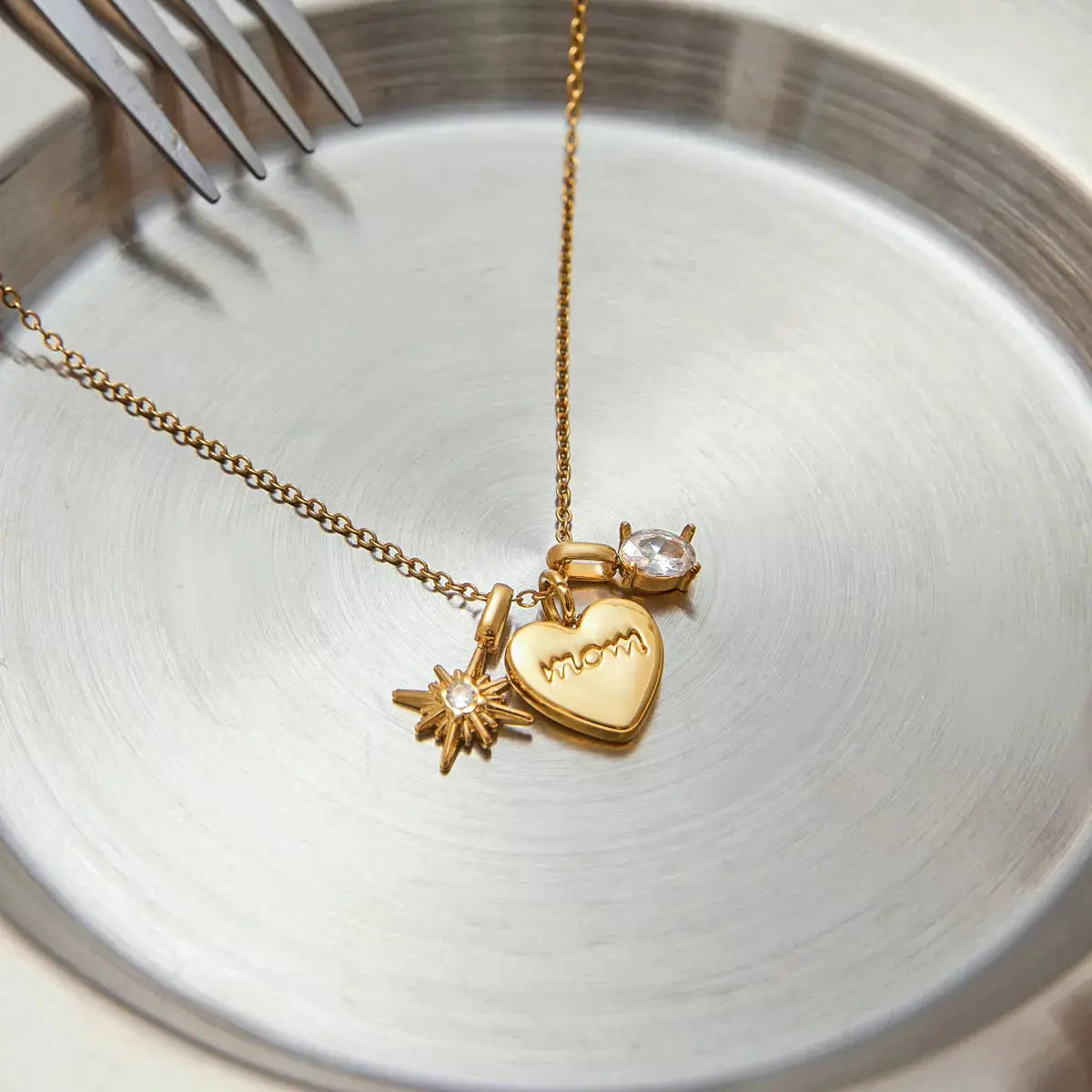 18K Gold-Plated 'Mom' Heart Necklace - SmileBen