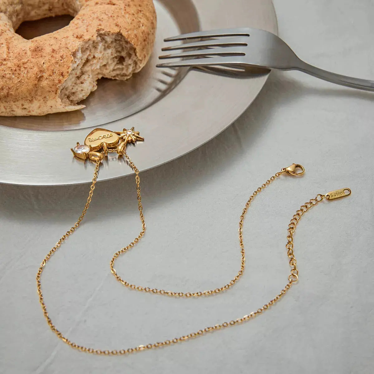18K Gold-Plated 'Mom' Heart Necklace - SmileBen