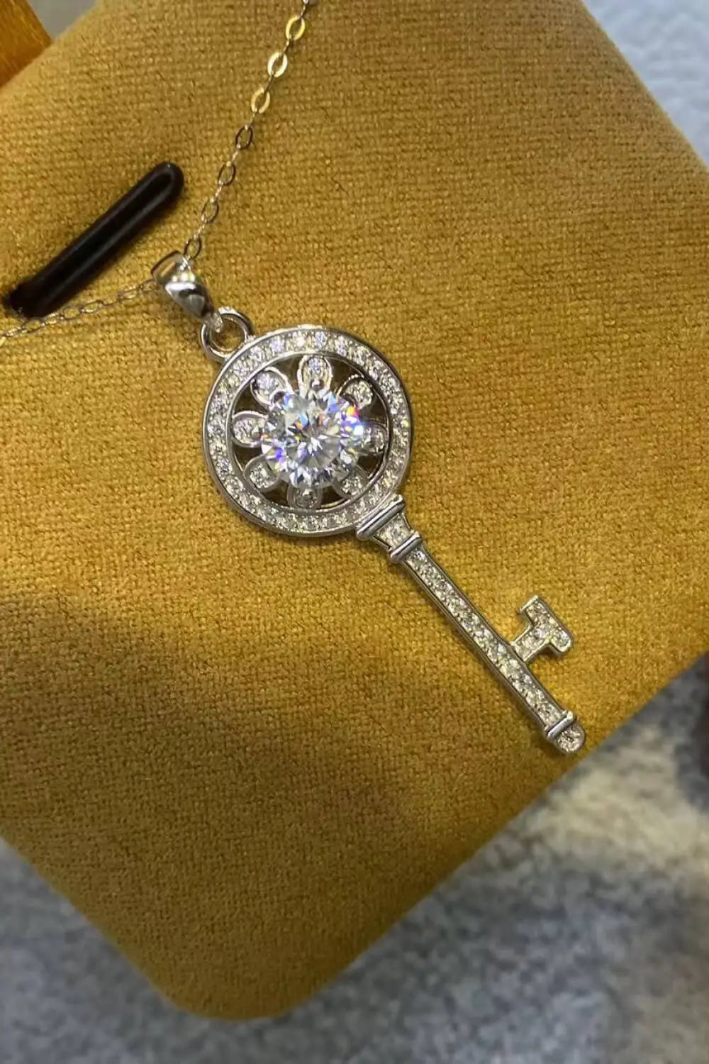 1 Carat Moissanite Platinum-Plated Key Pendant Necklace - SmileBen