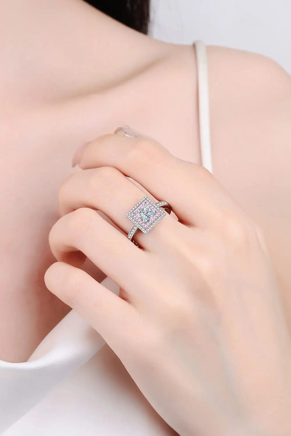 Stay Elegant 1 Carat Moissanite Ring - SmileBen